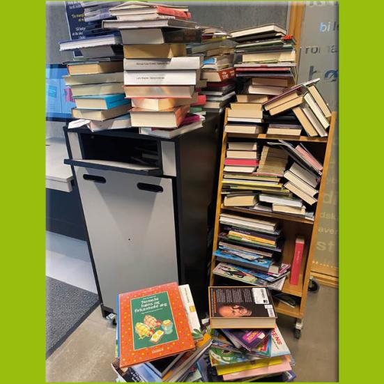En fyldt bogvogn med afleverede bøger på Støvring Bibliotek