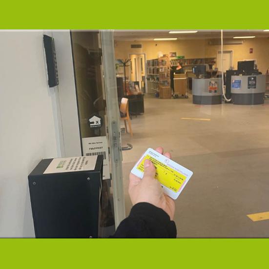 Indgang med sundhedskortscanner på Skørping Bibliotek