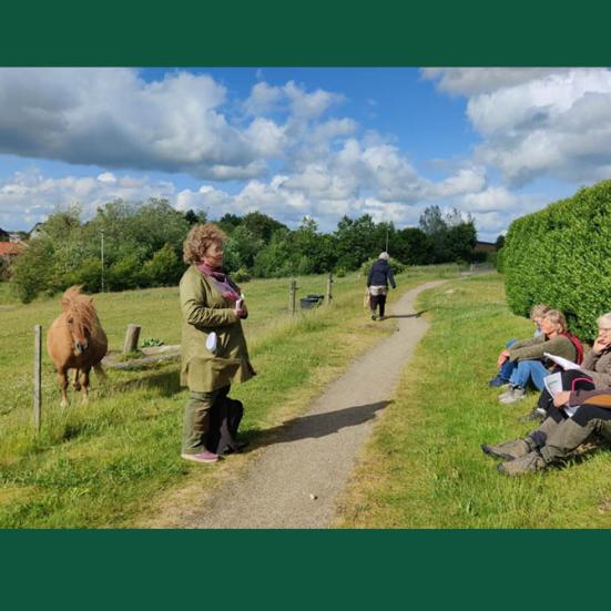 Charlotte formidler for gruppen og en meget litteraturinteresseret pony