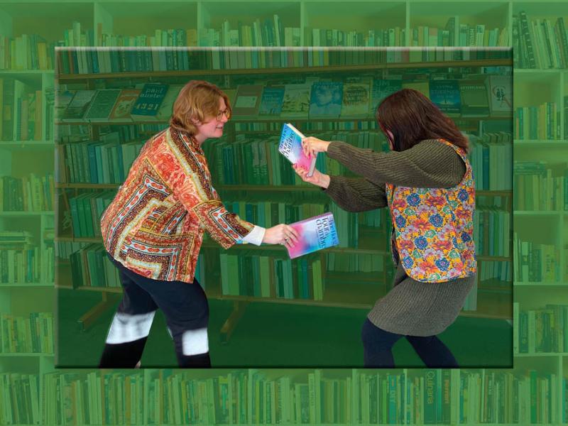 Line og Heidi i "bog-slåskamp"