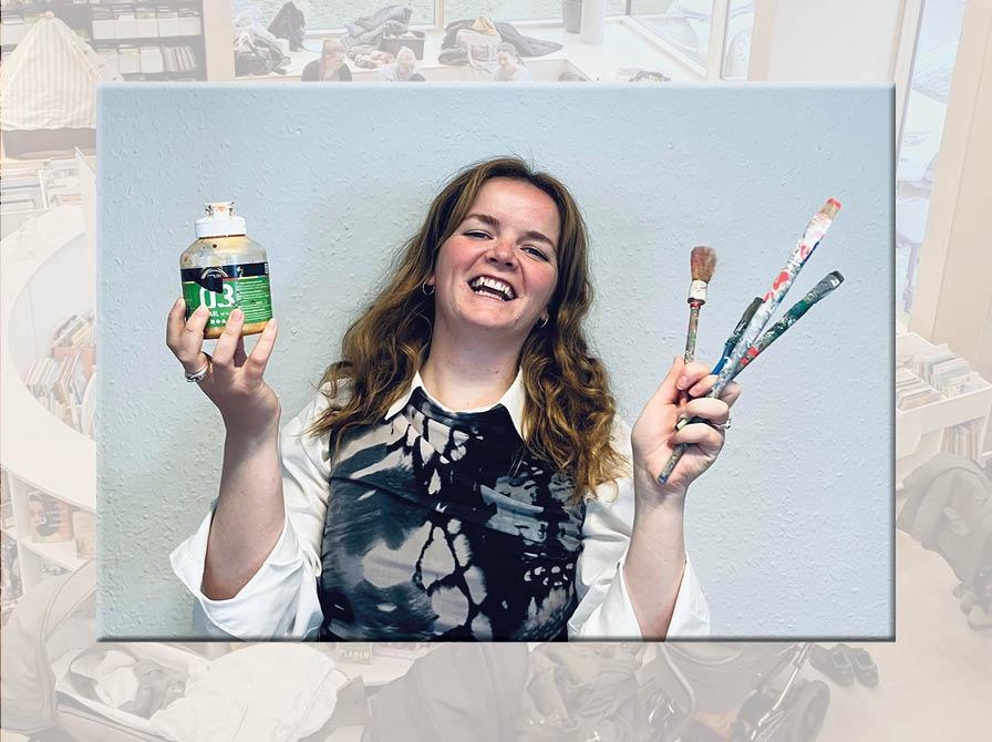 Portræt af Lærke Kastrup Dalsgaard med maling og pensler